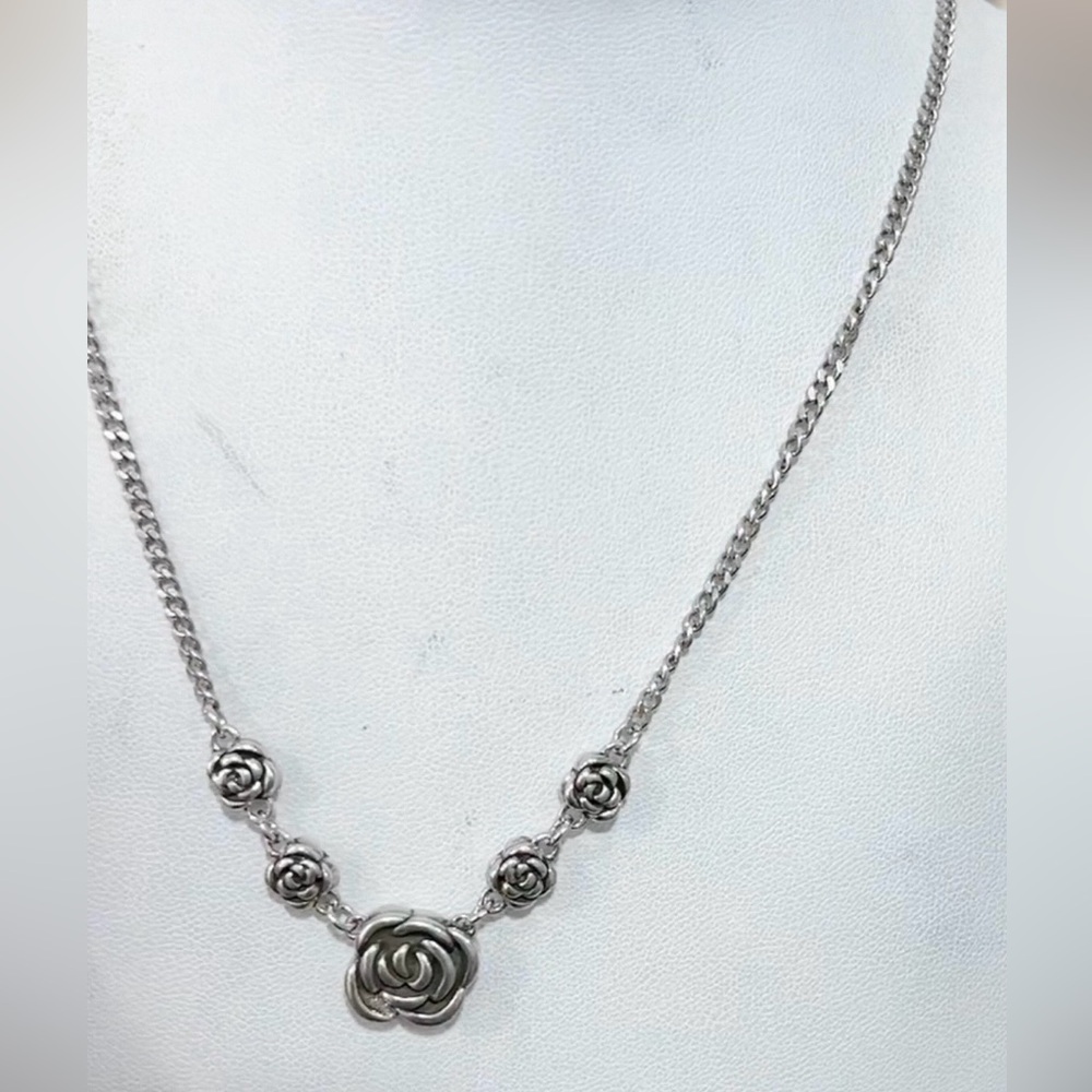 Chic Silver Rose Pendant Necklace